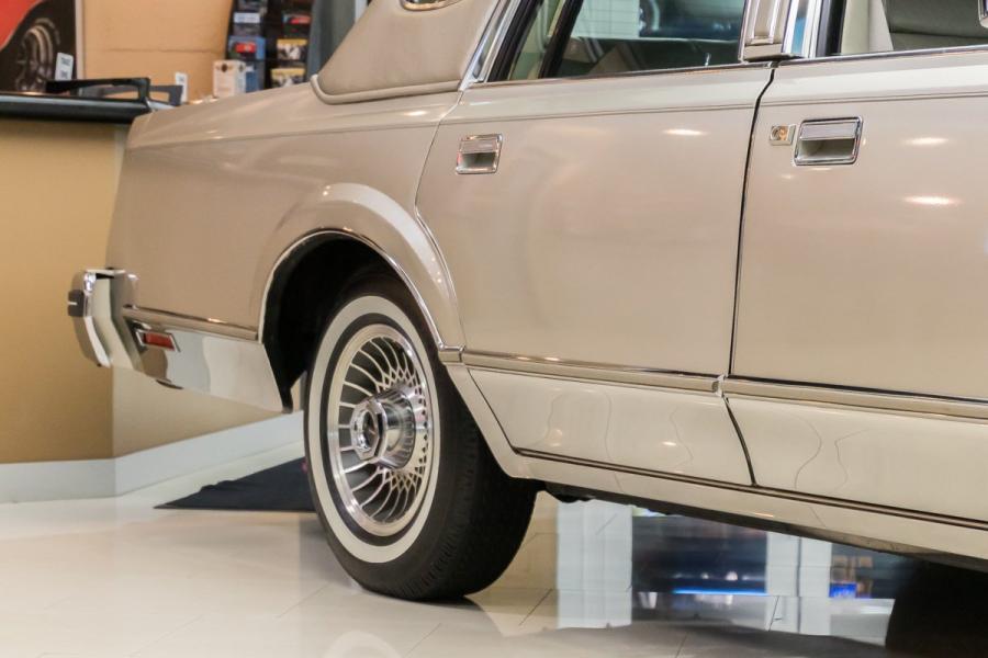 Детали экстерьера Lincoln Continental Mark VI Sedan 1980 года  (фото 33 из 111)